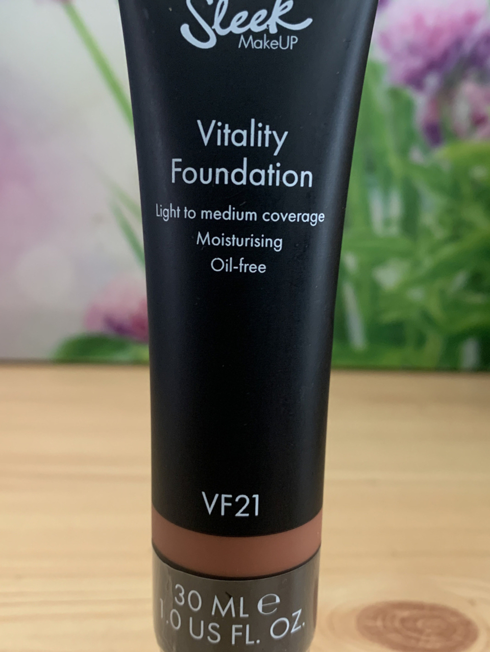 SLEEK MAKEUP VITALITY FOUNDATION LIGHT TO MEDIUM  OIL FREE 30ML SHADE VF21